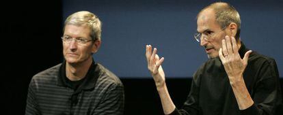 El actual consejero delegado de Apple, Tim Cook (izquierda), y su antecesor, Steve Jobs, en una foto de 2010.