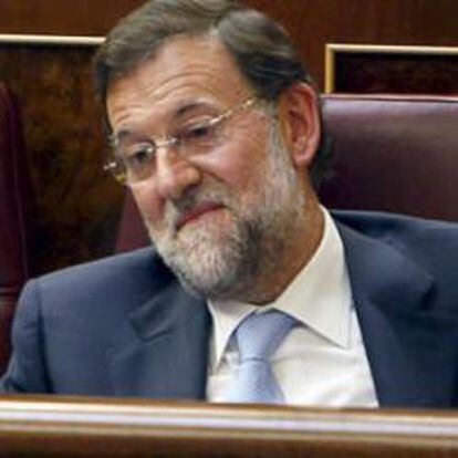 El presidente del PP, Mariano Rajoy conversa con la portavoz parlamentaria popular, Soraya Sáenz de Santamaría, durante el Pleno del Congreso que esta tarde debate y vota las resoluciones presentadas por los grupos parlamentarios a consecuencia del debate sobre el estado de la nación