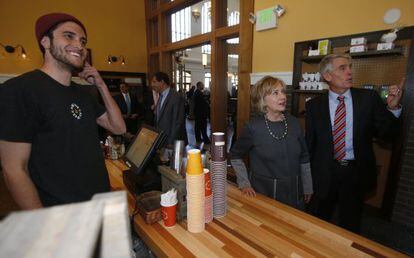 La exsecretaria de Estado Hillary Clinton y el senador dem&oacute;crata Mark Udall hicieron campa&ntilde;a esta semana en una cafeter&iacute;a de Denver.