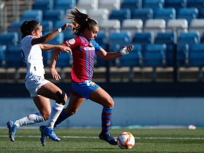 Lucía Rodríguez le disputa el balón a Lieke Martens en el partido del Real Madrid contra el Barcelona.