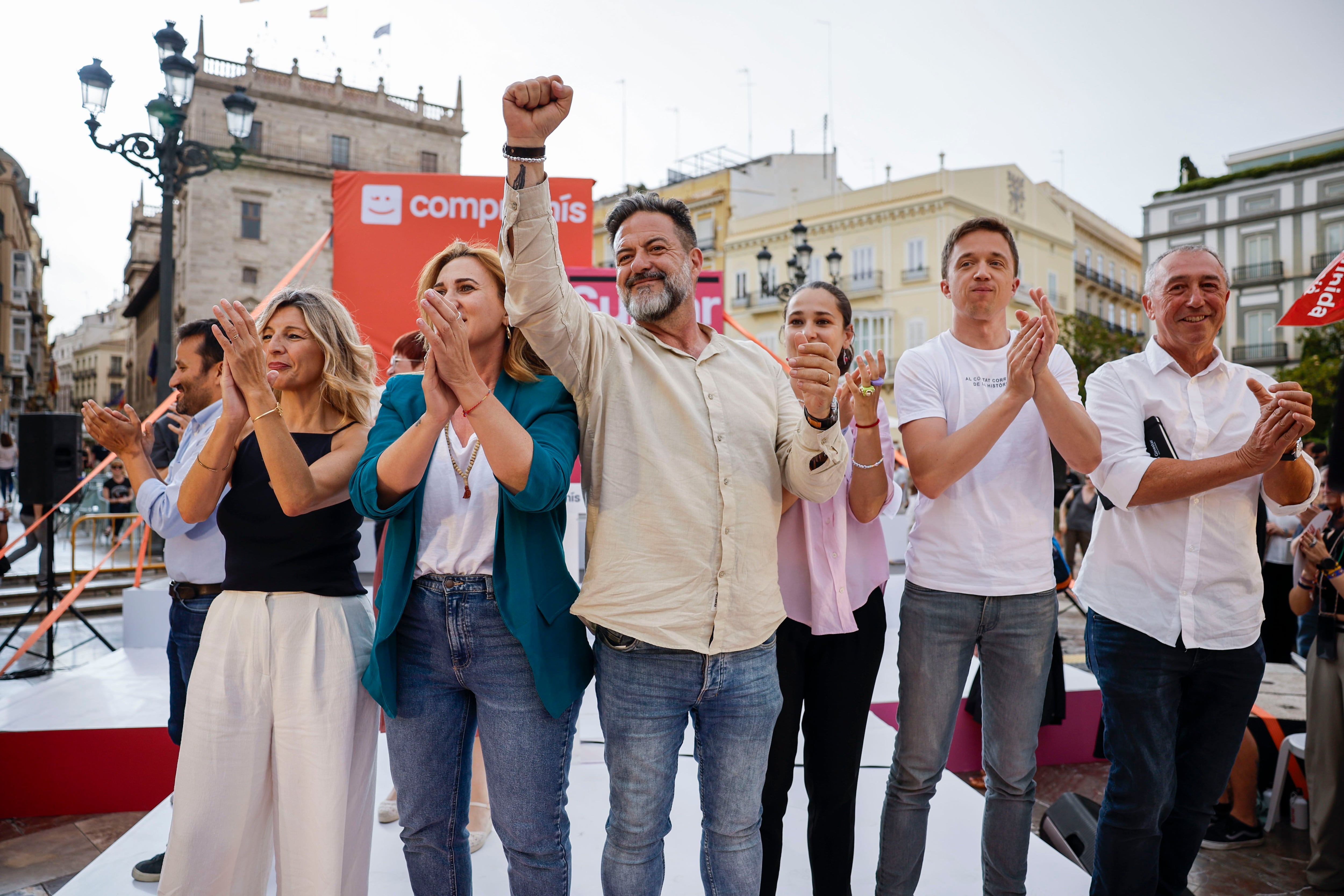 VALENCIA, 07/06/2024.- La líder de Sumar y vicepresidenta del Gobierno, Yolanda Díaz (i) , el candidato Vicent Marzá (c) y los diputados Joan Baldoví (d), Íñiago Errejón  (2d) entre otros, durante el cierre de la campaña electoral de su formación, este viernes en la Plaza de la Virgen de Valencia. EFE/ Biel Aliño
