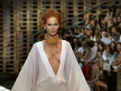 Una modelo desfila en la Valencia Fashion Week.