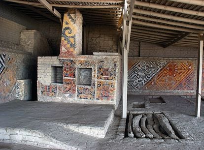 La figura amenazante del dios Aiapaec, el Degollador; se repite en las decoraciones murales de diversos templos durante dos mil años