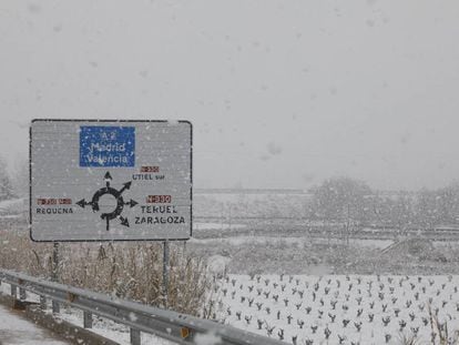 Vista de los campos cercanos a la localidad de Utiel cubiertos por la nieve que cae desde esta ma&ntilde;ana.