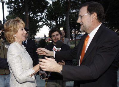 Mariano Rajoy saluda a Esperanza Aguirre a la llegada a la cena organizada ayer para celebrar los buenos resultados del PP en Madrid.