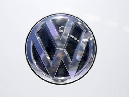 El logo de Volkswagen en un coche