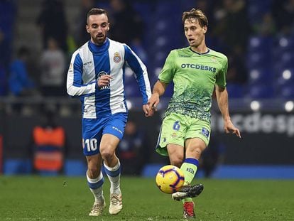 Canales toca el balón ante Darder.