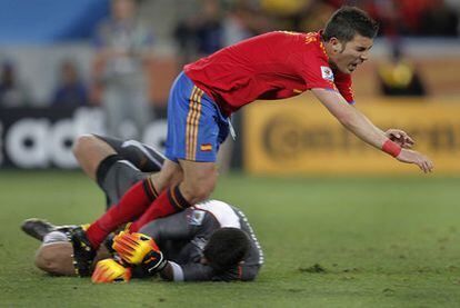 David Villa en un choque con Benaglio, el portero de Suiza.