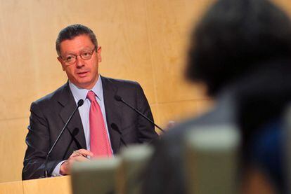 El alcalde de Madrid, Alberto Ruiz-Gallardón, en la rueda de prensa tras la Junta de Gobierno.