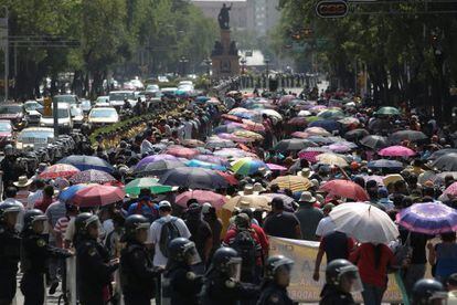 Maestros protestan en las calles del DF 