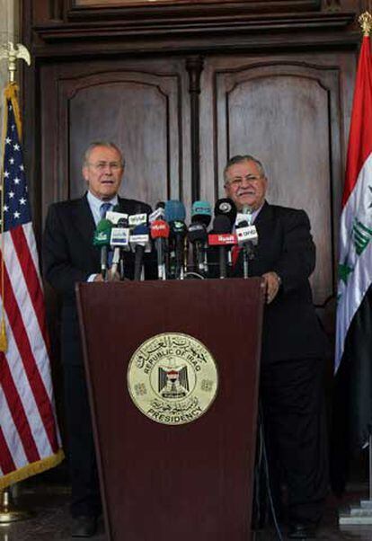 Rumsfeld acompañado por el el presidente iraquí, Jalal Talabani, durante su vista sorpresa al país.