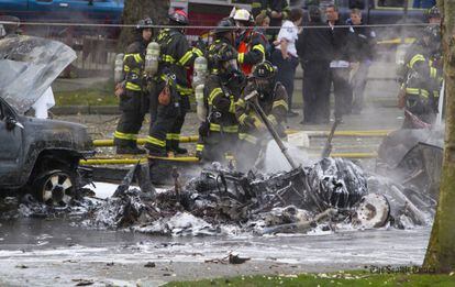 Bomberos de Seattle apagan los restos del helic&oacute;ptero incendiado