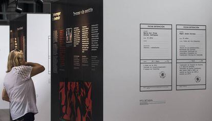 Un dels 20 panells de l'exposició, on es poden llegir les fitxes de diversos detinguts.
