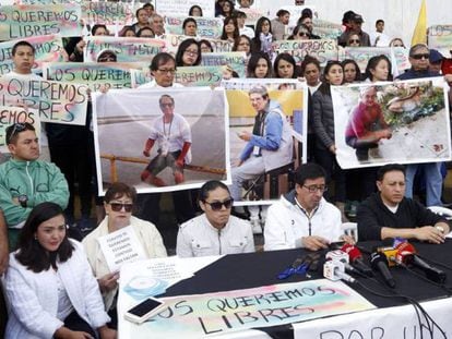 Manifestación en apoyo de los reporteros secuestrados, el pasado 1 de abril en Quito. En vídeo: Lenín Moreno, presidente de Ecuador.
