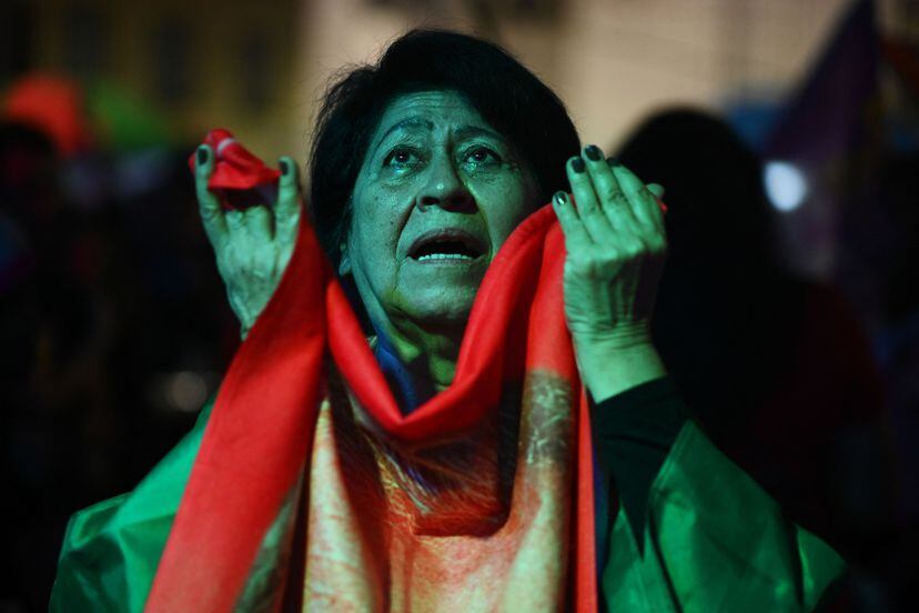 Un mujer seguidora de Lula a la espera de conocer los resultados electorales, en Río de Janeiro.