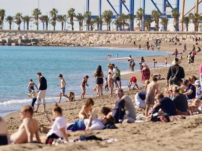 Varias personas disfrutan de la playa de la Malagueta, este martes.