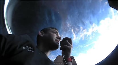 Jared Isaacman comunica con la Tierra durante su viaje espacial el pasado 17 de septiembre.