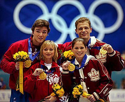 Las parejas rusa y canadiense, a la derecha, con sus medallas de oro.