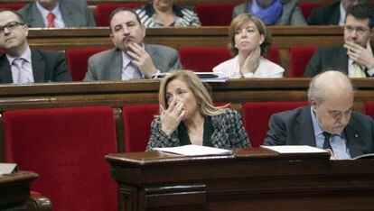 Andreu Mas-Colell y Joana Ortega, junto al asiento vac&iacute;o del presidente de la Generalitat, Artur Mas, ausente del Parlamento por el fallecimiento de su padre, durante la sesi&oacute;n de control al Govern en el Parlament.