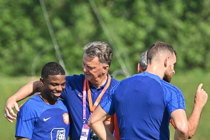 Louis Van Gaal habla con el jugador Jurrien Timber, durante un entrenamiento de Países Bajos.
