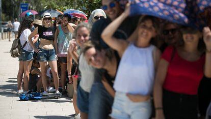 Fans de Beyoncé hacen cola alrededor del Estadio Olímpico.