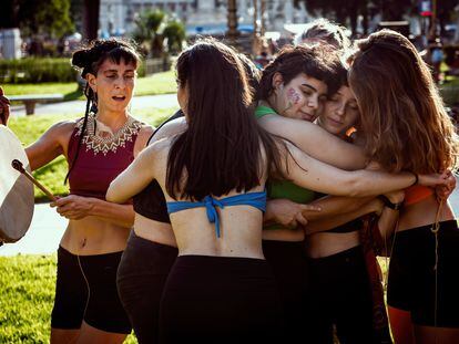 Un grupo de mujeres se abraza durante la manifestación del Día Internacional de la Mujer en Buenos Aires, en 2023.