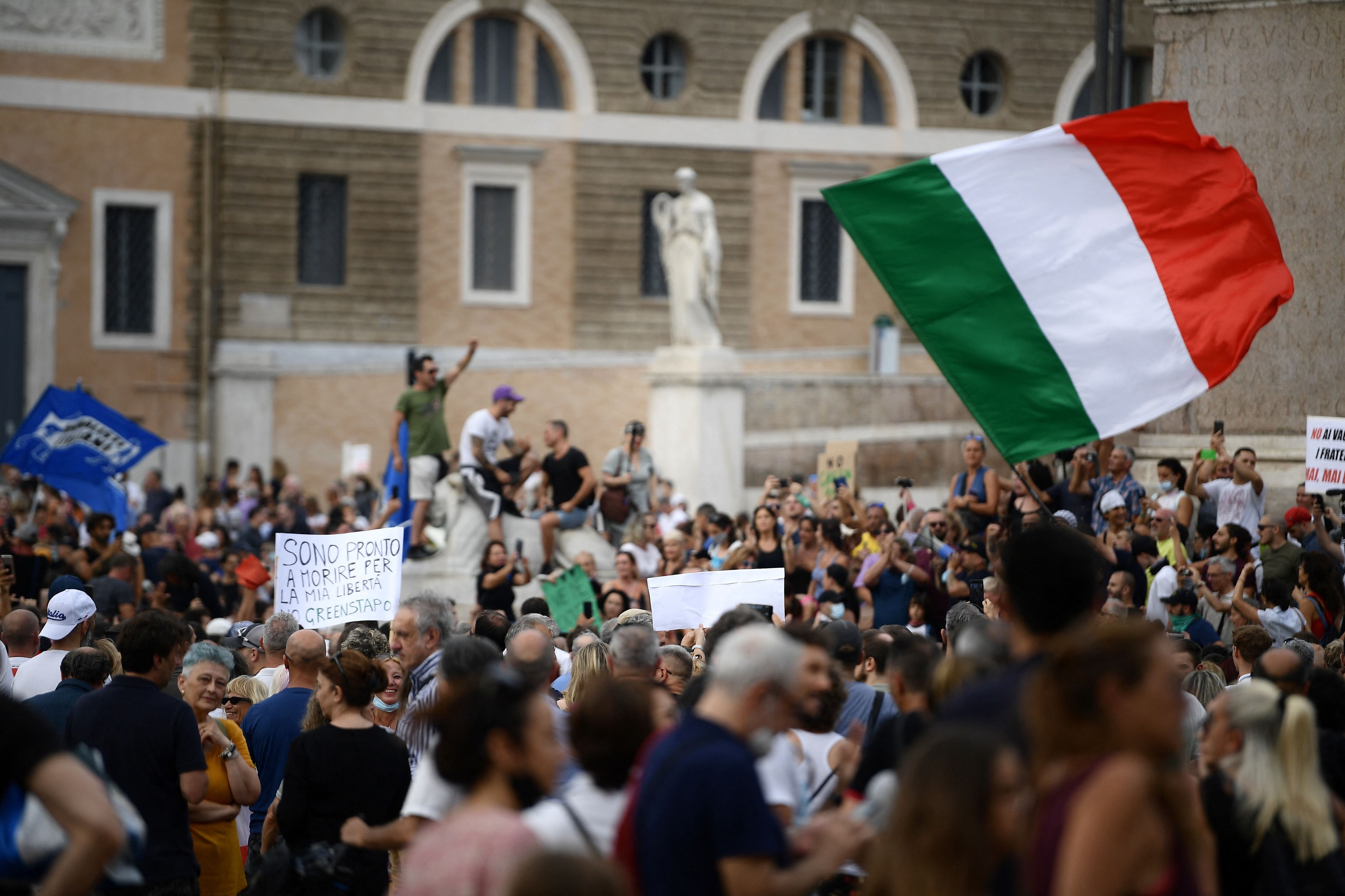 Protesta en la Piazza del Popolo de Roma contra las restricciones a los no vacunados este sábado.