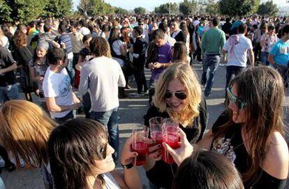 Miles de estudiantes se concentraron ayer en el campus universitario de Teatinos, en Málaga, para celebrar un <i>macrobotellón</i> al aire libre.