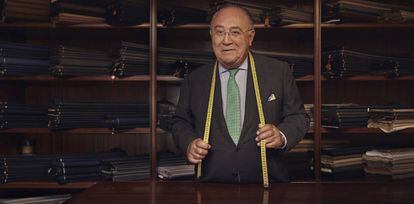 Antonio Puebla, en su taller de Valencia. “Un rasgo de mis trajes es que hacen al cliente más alto y delgado”, explica.