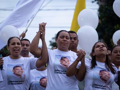 Cilenis Marulanda, centro, madre del futbolista colombiano Luis Díaz, se une a una marcha para exigir la liberación de su esposo y padre del delantero del Liverpool, en Barrancas, departamento de La Guajira,, el martes 31 de octubre de 2023.