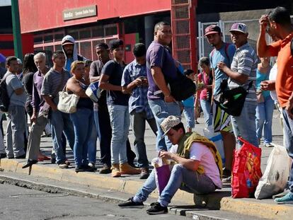 Trabajadores en una parada de autob&uacute;s de Caracas, Venezuela.