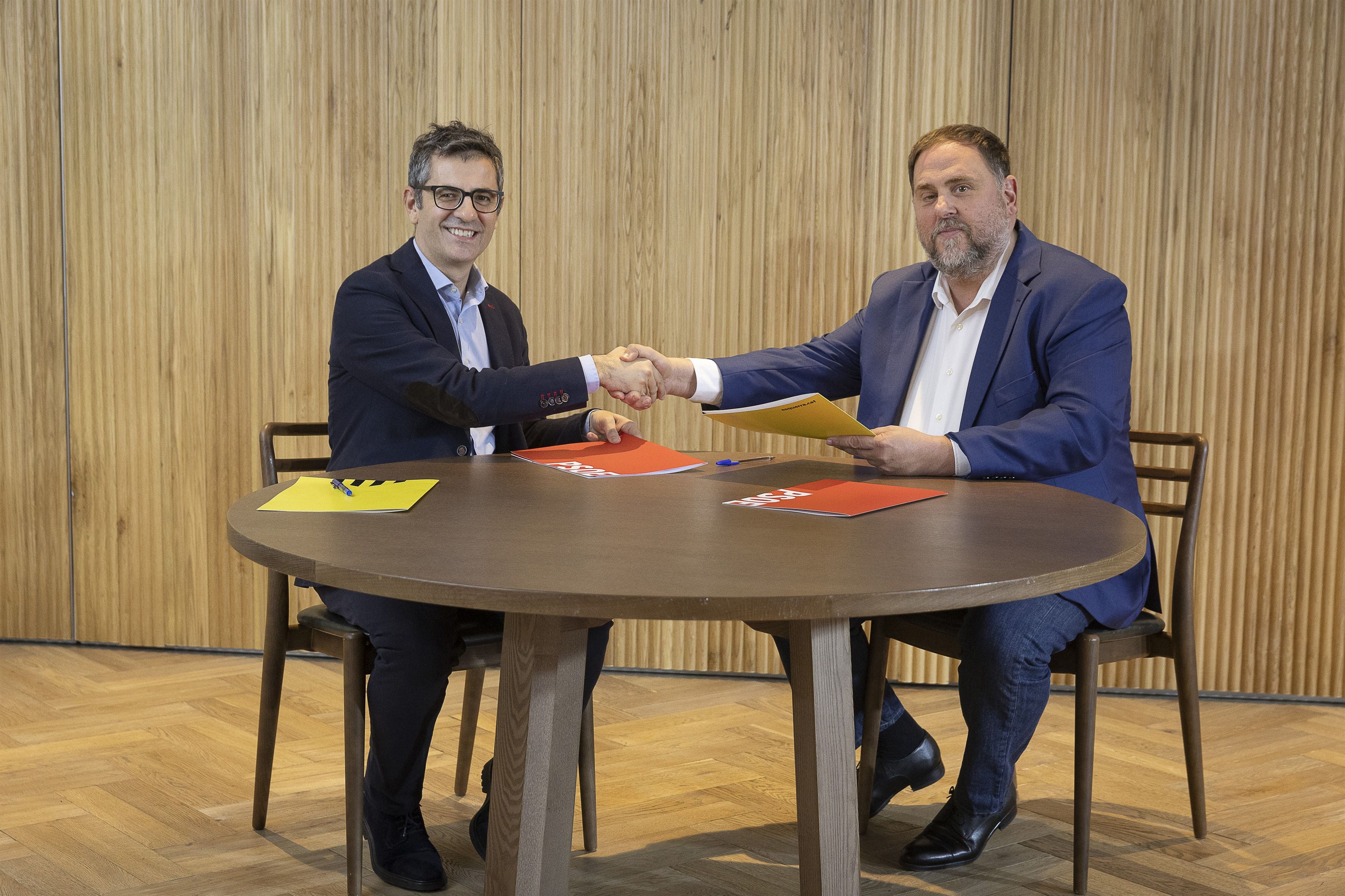 Firma del acuerdo de investidura entre el ministro de Presidencia en funciones y miembro de la comisión negociadora del PSOE, Félix Bolaños y el presidente de ERC, Oriol Junqueras
JORDI PLAY
02/11/2023