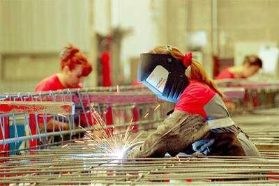 Mujeres soldadoras trabajan en una empresa de Mollerusa, Lleida.