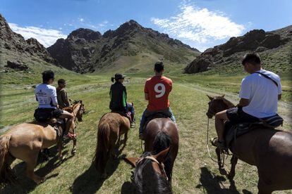 Un grupo de turistas en una ruta a caballo en el parque nacional de Gobi Gurvansaiján. 
