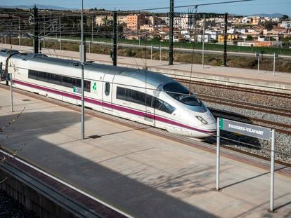Un convoy de la línea del AVE Barcelona-Girona-Figueres, accediendo a la estación de Figueres-Vilafant, el pasado mes de abril.