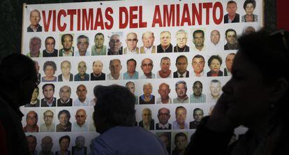 Pancarta con víctimas por amianto frente a la sala de lo Social de Sevilla.