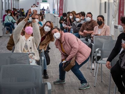 Maestros y trabajadores de la educación, a la espera de recibir la primera dosis del vacuna AstraZeneca el 15 de marzo en Valencia, minutos antes de que se suspendiera la administración.