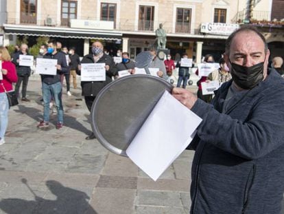 Un hombre perteneciente al sector hostelero hace sonar una bandeja como signo de protesta en la Plaza Mayor Ciudad Real, en Ciudad Real, Castilla-La Mancha, (España), a 5 de febrero de 2021. 
