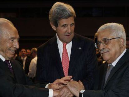 El secretario de Estado de EE UU y los presidentes de Israel y la Autoridad Palestina se dan la mano en Jordania en mayo de 2013.