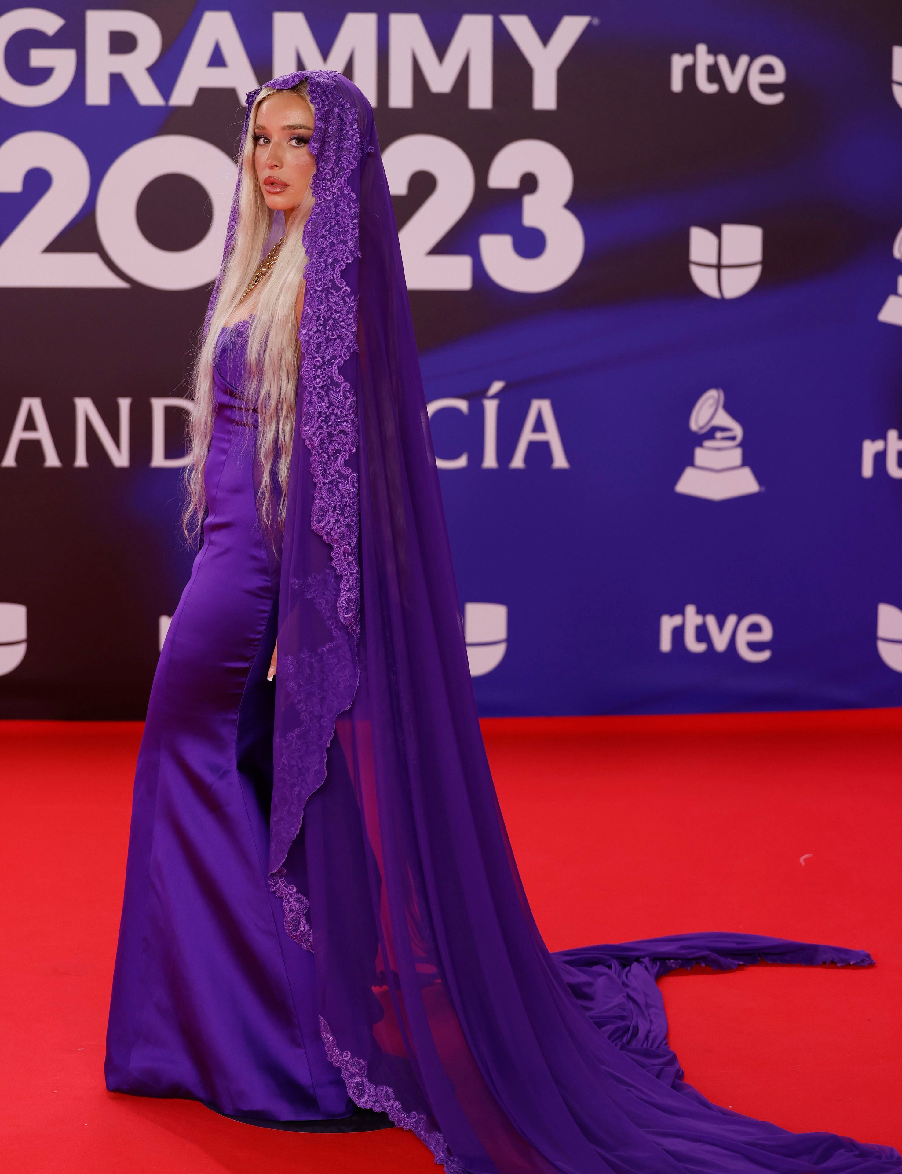 La cantante Lola Índigo apostó por un vestido de satén morado con una mantilla a juego del diseñador español Nicolás Montenegro.
