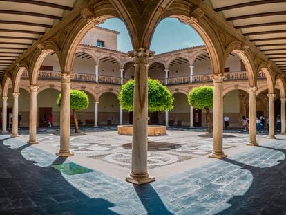 Patio renacentista del Palacio de Jabalquinto, en el centro de Baeza (Jaén).