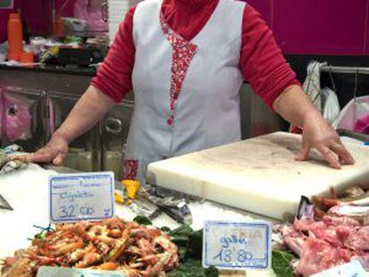 Barrio rico. Pescader&iacute;a en el mercado del barrio de Tres Torres.