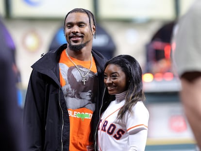 Simone Biles y Jonathan Owens juntos en el Minute Maid Park, el 28 de octubre de 2022, en Houston, Texas