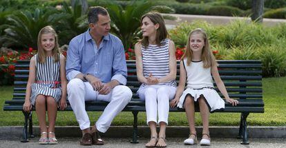 La familia real posa sentada en un banco del Palacio de Marivent