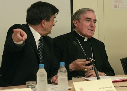 El cardenal arzobispo de Barcelona, Lluís Martínez Sistach (d), y el presidente de Cáritas Diocesana, Jordi Roglà (i).