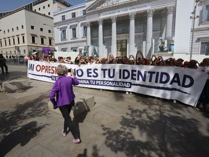 Mujeres del Movimiento Feminista de Madrid sostienen una pancarta y protestan contra la ley trans frente al Congreso de los Diputados, en Madrid.