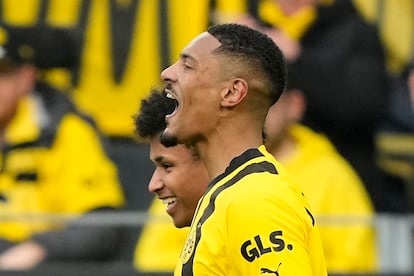 Haller festeja junto a Adeyemi su tanto en la jornada anterior al Friburgo.