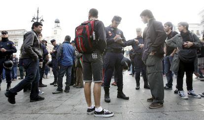 Los polic&iacute;as piden la documentaci&oacute;n a uno de los concentrados en Sol.