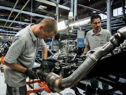 Trabajadores de una planta de Mercedes-Benz en Austria.
