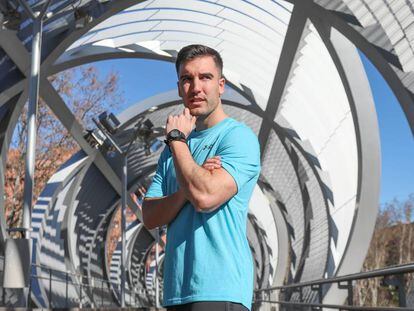 El entrenador Pablo del Barrio posa en un puente de Madrid Río.